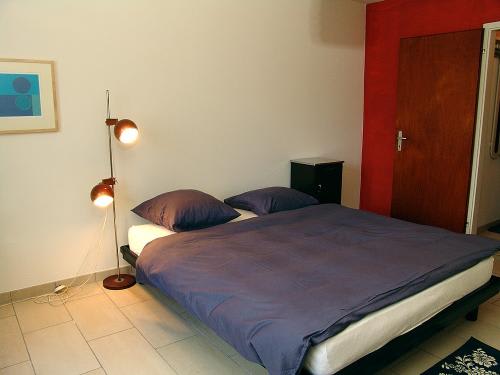 To rent fully furnished one bedroom flat/room between Messe and Rhein 2