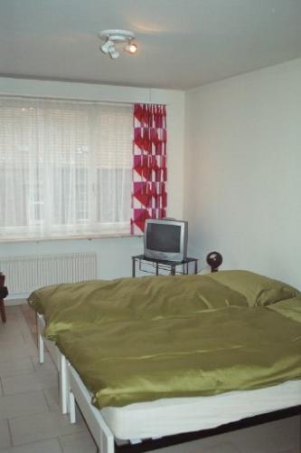 To rent fully furnished one bedroom flat/room between Messe and Rhein 3