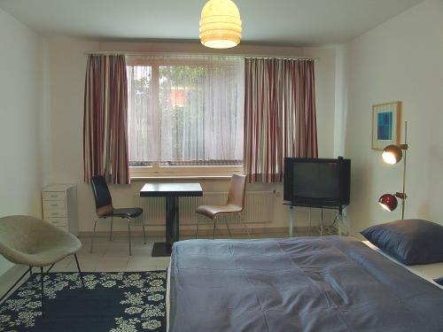 To rent fully furnished one bedroom flat/room between Messe and Rhein 1