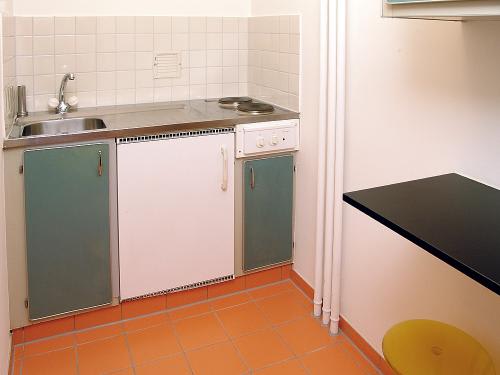 To rent fully furnished one bedroom flat/room between Messe and Rhein 5