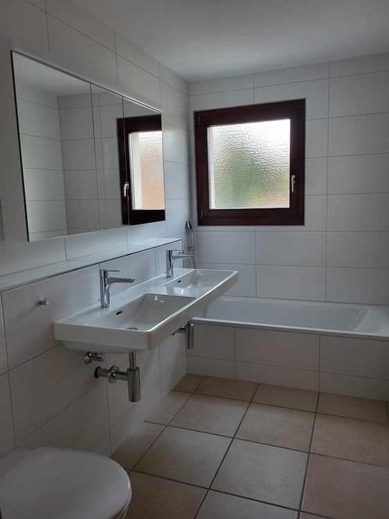 Grosszügige, helle Wohnung in 5-Familienhaus, in ruhigem und begrüntem Wohnquartier gelegen 12