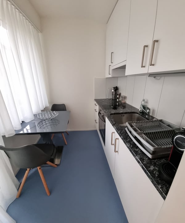 Möbliertes 2.5 Zimmer Wohnung 8