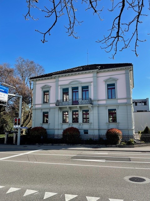 Vollausgebaute Atelier-/Bürofläche im Dachgeschoss in repräsentativer Villa im Herzen von Wetzikon 1