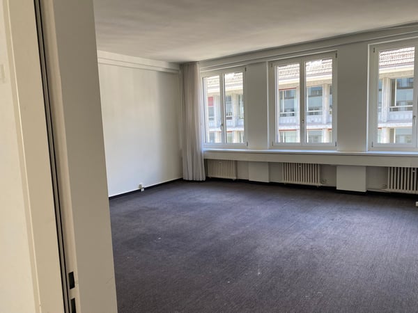 Geschäftshaus Nüschelerstrasse 30 8