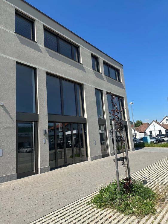 Zu Vermieten an Top Lage Büro-/Verkaufs-/Gewerbefläche 3