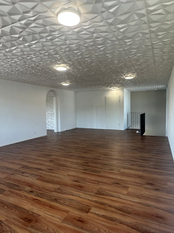 Zu Vermieten an Top Lage Büro-/Verkaufs-/Gewerbefläche 8