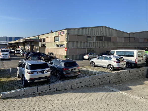 2 Gewerbeliegenschaften mit total 7'730 m2 Grundstückfläche 3