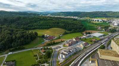 Einzigartige Büroräumlichkeiten in Suhr – 550 m² Gestaltungsfreiheit mit Top-Aussicht! 1