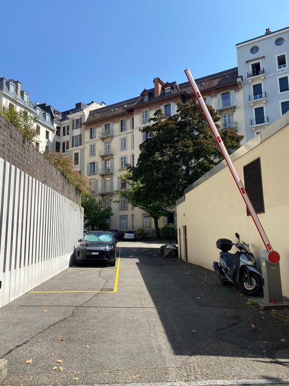 Place de parking ouverte, pratique et sécurisée au cœur de Genève 2