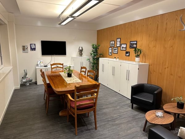 Moderne Büroräume im EG oder 1. OG - 160 m² an zentraler Lage in Wetzikon 4