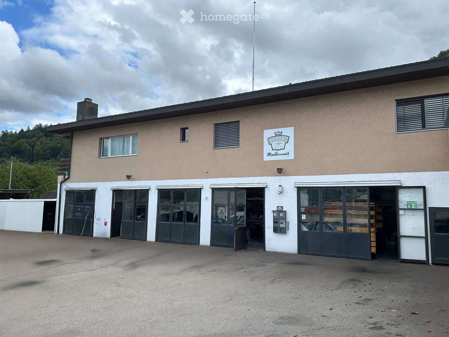 commercial building with four garages, sign for Maler-Wett