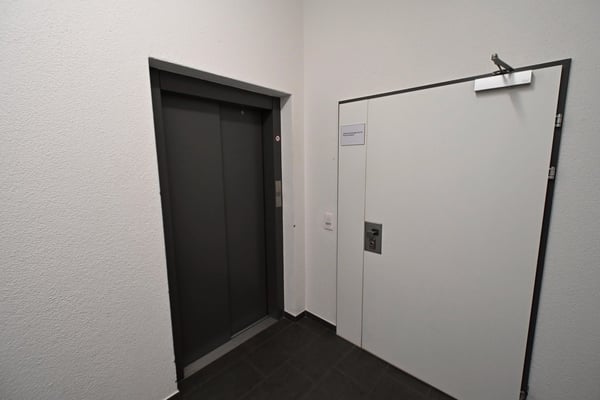 Moderne , sehr hohe und helle 1-Zimmer-Büroräume in Schlieren - zentral und gut erreichbar 4
