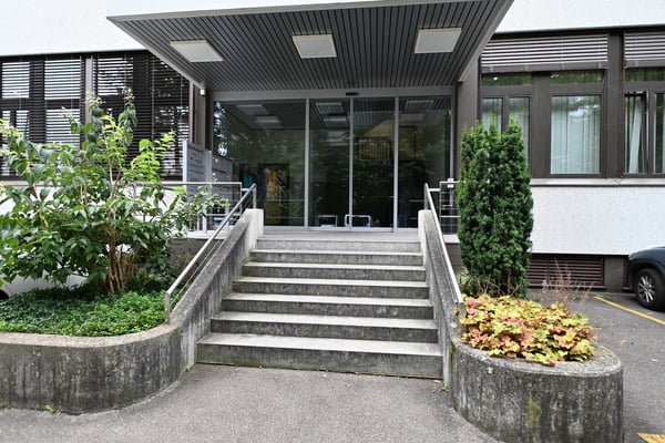 Moderne , sehr hohe und helle 1-Zimmer-Büroräume in Schlieren - zentral und gut erreichbar 3