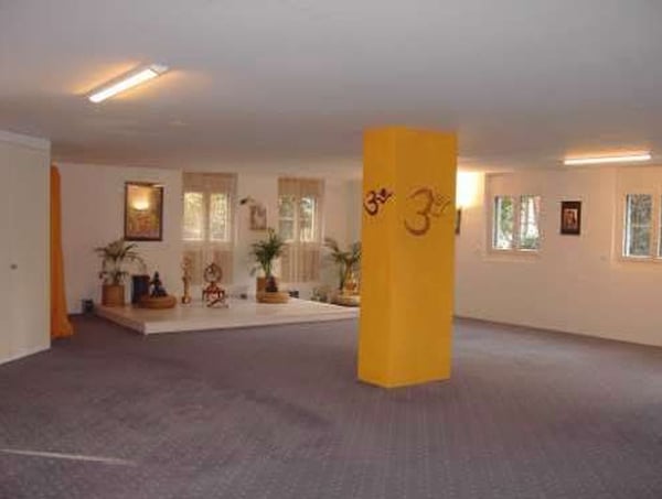 Grosszügige Maisonette Geschäftsliegenschaft mit Garten und drei Garagenplätzen 3