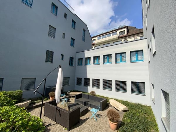 Grosszügige Maisonette Geschäftsliegenschaft mit Garten und drei Garagenplätzen 1
