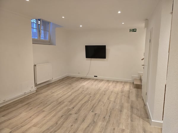 Bureau moderne de 2.5 pièces au cœur de Genève, idéal pour petite activité professionelle. 1