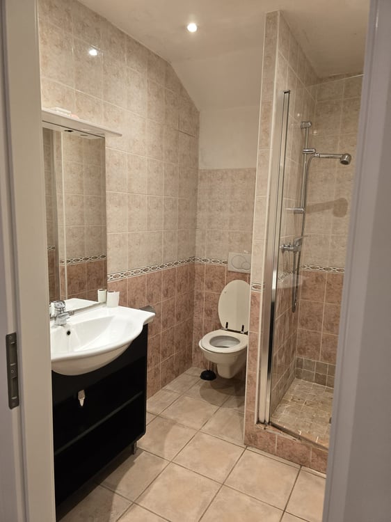 Bureau moderne de 2.5 pièces au cœur de Genève, idéal pour petite activité professionelle. 4