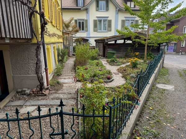 Charmantes 2.5-Zimmer-Einfamilienhaus mit Garten und Carport in Flawil 4