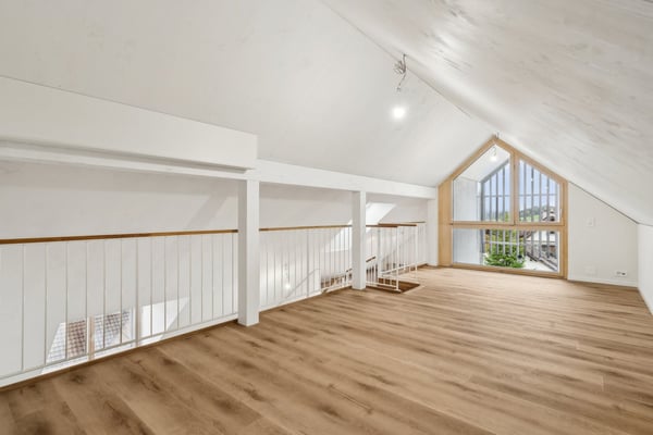 Moderne 1.5-Zimmer-Dachwohnung mit Panoramablick in Stettfurt 2