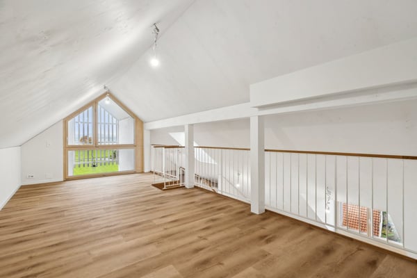 Moderne 1.5-Zimmer-Dachwohnung mit Panoramablick in Stettfurt 1