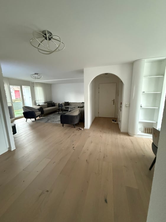 Moderne 1.5-Zimmer-Wohnung mit Balkon und Garage in Volketswil 1