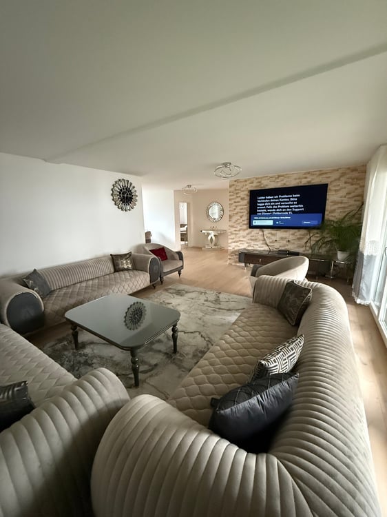 Moderne 1.5-Zimmer-Wohnung mit Balkon und Garage in Volketswil 2