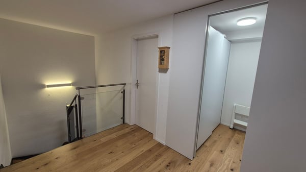 Grosszügige, moderne 1.5-Zimmer-Wohnung mit 220 m² und privatem Eingang an zentraler Lage in Bern 6