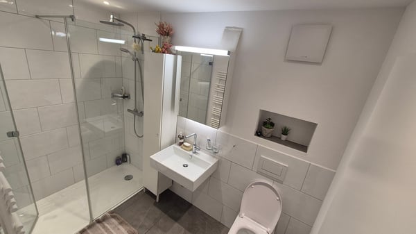 Grosszügige, moderne 1.5-Zimmer-Wohnung mit 220 m² und privatem Eingang an zentraler Lage in Bern 4