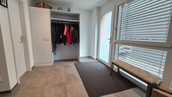 Grosszügige, moderne 1.5-Zimmer-Wohnung mit 220 m² und privatem Eingang an zentraler Lage in Bern 3
