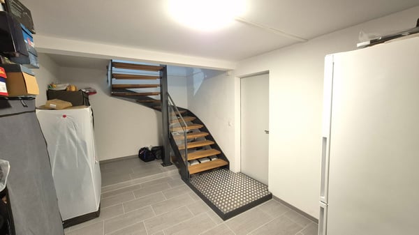 Grosszügige, moderne 1.5-Zimmer-Wohnung mit 220 m² und privatem Eingang an zentraler Lage in Bern 9