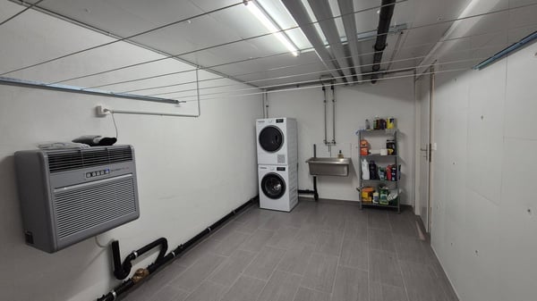 Grosszügige, moderne 1.5-Zimmer-Wohnung mit 220 m² und privatem Eingang an zentraler Lage in Bern 10