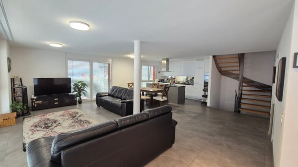 Grosszügige, moderne 1.5-Zimmer-Wohnung mit 220 m² und privatem Eingang an zentraler Lage in Bern