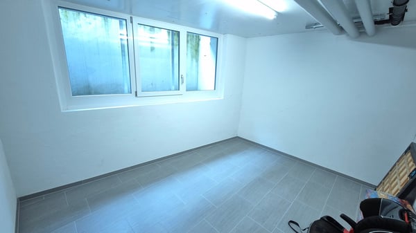 Grosszügige, moderne 1.5-Zimmer-Wohnung mit 220 m² und privatem Eingang an zentraler Lage in Bern 11