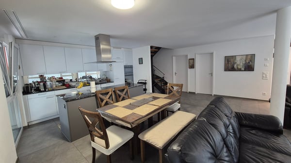 Grosszügige, moderne 1.5-Zimmer-Wohnung mit 220 m² und privatem Eingang an zentraler Lage in Bern 2