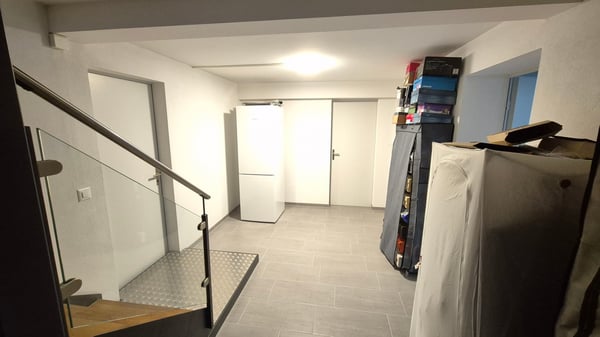 Grosszügige, moderne 1.5-Zimmer-Wohnung mit 220 m² und privatem Eingang an zentraler Lage in Bern 12