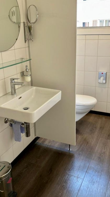 Einzelraum (Bürotätigkeit/Therapieraum) 28 m2 (inkl. gemeinsamer Eingangs-/Kaffeebereich) 5