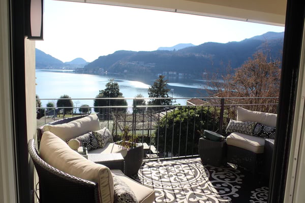 Modern House with Stunning Lake View and Private Garden 10