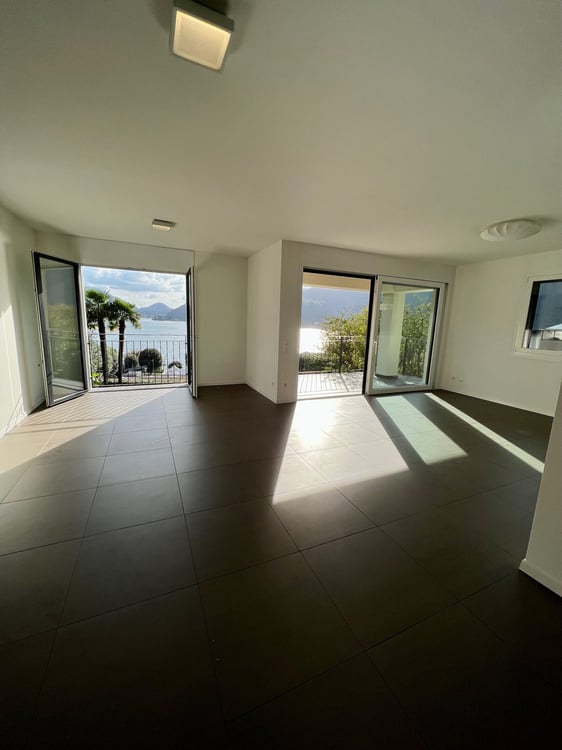 Modern House with Stunning Lake View and Private Garden 2