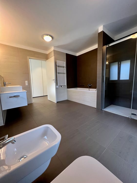 Modern House with Stunning Lake View and Private Garden 9