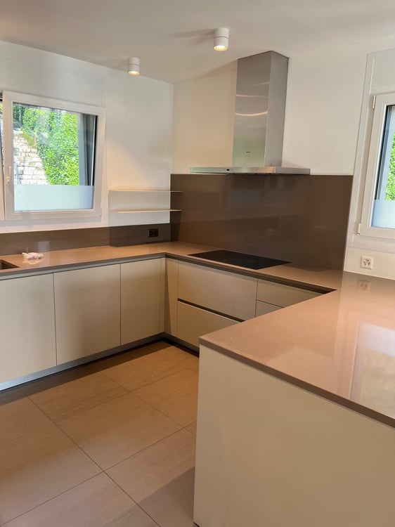 Modern House with Stunning Lake View and Private Garden 8