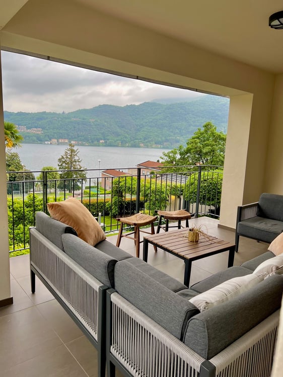 Modern House with Stunning Lake View and Private Garden 4