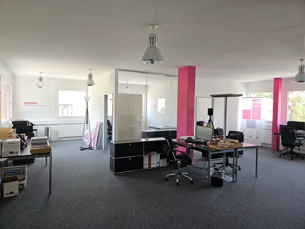 zu vermieten schönes Büro mit 2 abgetrennten Kleinbüro 3