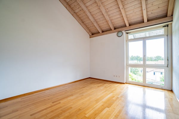 Charmante 1.5-Zimmer-Galeriewohnung mit zwei Balkonen und zwei Tiefgaragenplätze in Büttikon 12