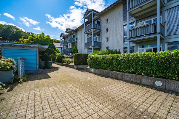 Charmante 1.5-Zimmer-Galeriewohnung mit zwei Balkonen und zwei Tiefgaragenplätze in Büttikon 2