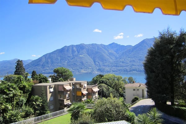 Unverbaubare Seesicht, Swimming Pool mit Liegewiese und Carport 2