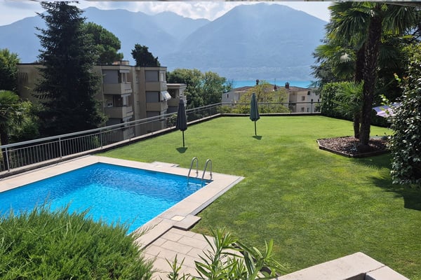 Unverbaubare Seesicht, Swimming Pool mit Liegewiese und Carport 3