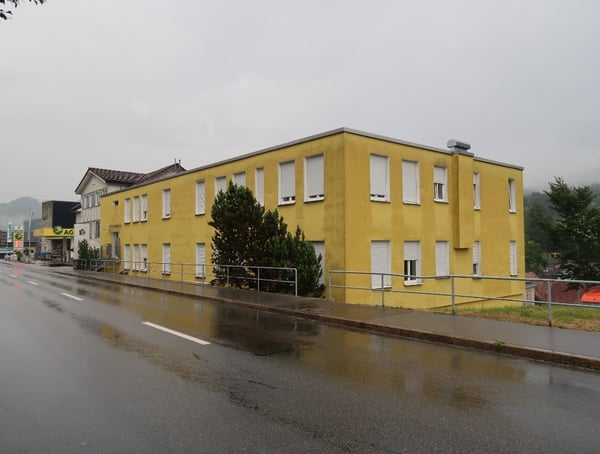 Alt- und Neubau mit 20 Kleinwohnungen und Garagenplätze 3
