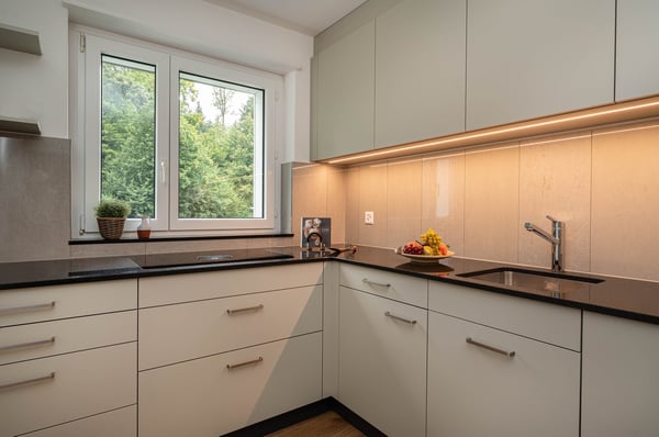 Moderne, komplett sanierte 1-Zimmer-Wohnung mit Balkon in Zollikerberg 2