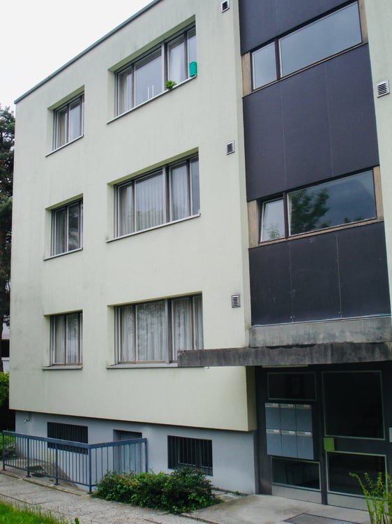 Attraktive 1.5-Zi.-Whg. im 1. OG. links, mit Blick in's Grüne, zentrumsnah, in kleinerem MFH 17