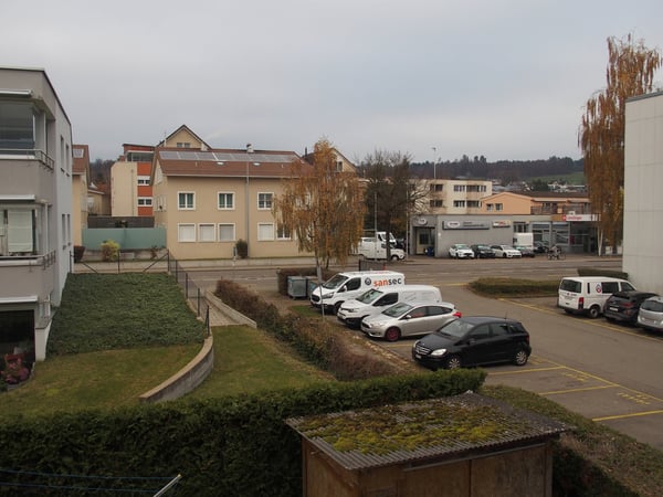 Attraktive 1.5-Zi.-Whg. im 1. OG. links, mit Blick in's Grüne, zentrumsnah, in kleinerem MFH 8